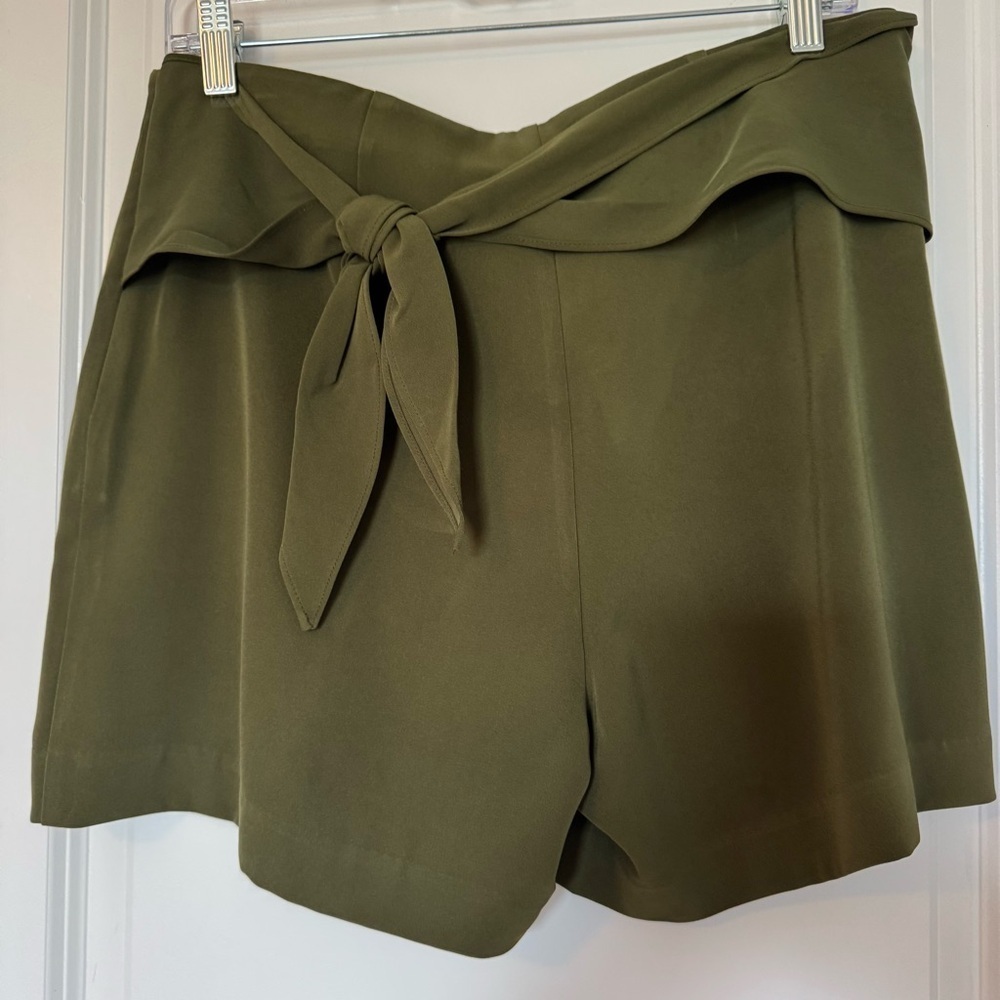 NWT Bar lll NWT Olive Green Women's Size 8 Tie Front Shorts